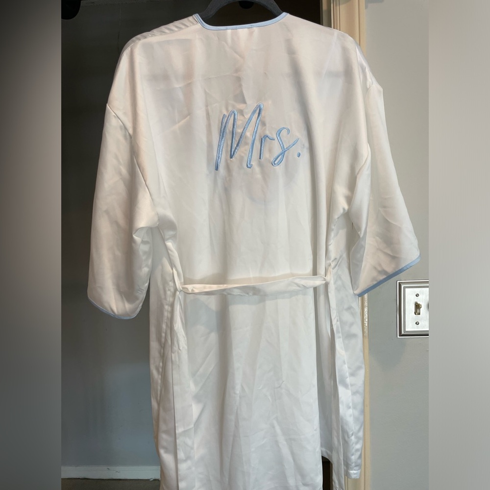 Mrs white robe and nightgown set